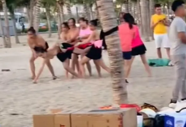  Nhóm phụ nữ để ngực trần chơi team building ở bãi biển Hạ Long: Ngày 13/9, mạng xã hội lan truyền đoạn clip dài hơn 1 phút ghi lại cảnh nhóm nữ du khách tổ chức vui chơi team building tại một bãi tắm thuộc Khu du lịch Bãi Cháy, phường Bãi Cháy, TP Hạ Long, tỉnh Quảng Ninh. Lãnh đạo TP Hạ Long cho hay đã nắm được thông tin về vụ việc và giao cho các đơn vị chức năng, trong đó có Phòng văn hóa thành phố, Ban quản lý bãi tắm, khẩn trương xác minh, làm rõ. 