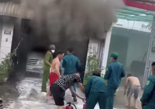  Ô tô đậu trong nhà bốc cháy ngùn ngụt: Trưa 13/9 tại căn nhà số 18G đường số 22, phường Linh Đông, TP Thủ Đức,TP HCM, một ô tô đang đậu trong căn nhà trên bất ngờ bốc cháy ngùn ngụt, kèm theo tiếng nổ. Sau đó, Cảnh sát PCCC và CHCN Công an TP. Thủ Đức đã đến hiện trường, kịp thời khống chế, dập tắt đám cháy. Vụ cháy khiến chiếc ô tô và một số tài sản trong căn nhà bị hư hỏng. Hiện cơ quan chức năng đang điều tra nguyên nhân vụ cháy. 