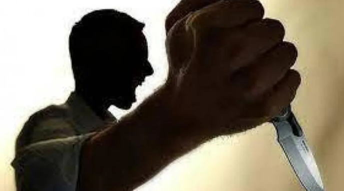  Bắt giữ người đàn ông say xỉn, chém tử vong 1 người: Do có mâu thuẫn từ trước, đêm 11/9, Nông Văn Cường (47 tuổi, ở xã Hòa Sơn, huyện Hữu Lũng, tỉnh Lạng Sơn) trong tình trạng say xỉn, bắt gặp ông N.V.T. (51 tuổi) và ông T.V.Th. (47 tuổi, ở cùng một thôn) đang đi ngoài đường nên đã lấy dao chém nhiều nhát vào vùng đầu của cả ông T. và ông Th. Hậu quả khiến ông T. tử vong tại chỗ; nạn nhân còn lại phải đi cấp cứu với 3 vết chém ở đầu. Sau khi gây án, Cường đến trụ sở công an đầu thú. Hiện vụ việc đang được cơ quan chức năng điều tra, làm rõ. (Ảnh minh hoạ)