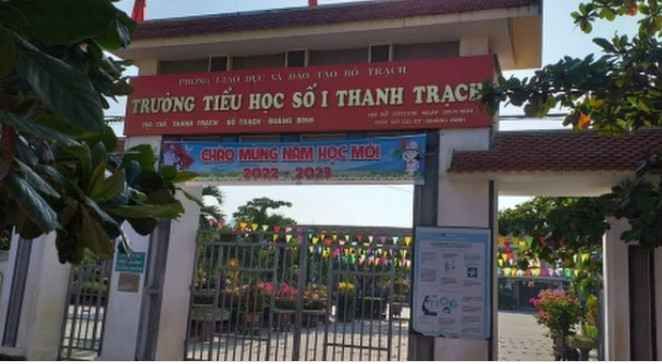  Học sinh tiểu học ngã từ tầng 2 xuống sân trường: Ngày 13/9, đại diện UBND xã Thanh Trạch, huyện Bố Trạch, tỉnh Quảng Bình cho biết, trưa 12/9, tại Trường tiểu học số 1 Thanh Trạch trong lúc chơi đùa ở tầng 2, em Võ Tiến Mạnh (SN 2015, học sinh lớp 2B) đã trèo qua lan can và không may rơi xuống đất, bị gãy cả hai tay. Sau vụ việc, em Mạnh được đưa đi cấp cứu. Hiện, nam sinh này đang được điều trị tích cực tại Bệnh viện Trung ương Huế. 