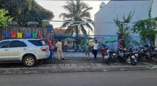  Chủ quán cà phê tử vong trong tư thế treo cổ: Sáng 13/9, khi nhân viên đến mở cửa quán cà phê trên đường Trần Quý Cáp thuộc TP Pleiku tỉnh Gia Lai thì phát hiện anh P.V.P (SN 1985, trú TP Pleiku) tử vong trong tư thế treo cổ. Theo tìm hiểu, quán cà phê trên là do anh P.V.P cùng một người khác thuê lại để kinh doanh. Thường ngày, anh P. ngủ luôn tại quán để trông coi. Hiện vụ việc đang được cơ quan chức năng điều tra, làm rõ.