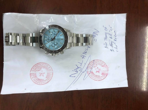 Ngày 15/9/2021, anh T. kiểm tra hộp đựng đồng hồ thì phát hiện chiếc đồng hồ hiệu Rolex Daytona Platinum đã bị đánh tráo bằng một chiếc đồng hồ giả nên đến Công an phường Võ Thị Sáu (quận 3) trình báo. Qua truy xét, ngày 21/9/2021 Cơ quan Cảnh sát điều tra Công an quận 3 thu giữ chiếc đồng hồ hiệu Rolex Daytona Platinum của anh T. tại nhà anh Phạm Huy Phương. 