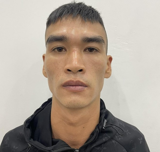  Dùng dao khống chế nhân viên hiệu thuốc, đe dọa cướp tài sản: Nguyễn Viết Nghĩa (SN 1993, trú TP Móng Cái, tỉnh Quảng Ninh) đến một hiệu thuốc tại thị xã Đông Triều dùng dao khống chế và dùng dây trói đe dọa, yêu cầu chị Y. nhân viên hiệu thuốc phải đưa tiền. Lợi dụng khi đối tượng đi ra khỏi phòng, chị Y. đã bỏ chạy ra ngoài hô hoán. Ngày 12/9, Công an thị xã Đông Triều, tỉnh Quảng Ninh cho biết đang củng cố hồ sơ khởi tố vụ án, khởi tố bị can Nguyễn Viết Nghĩa. 