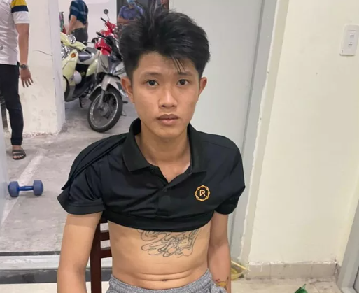  Tông gãy chân trung úy CSGT khi bị yêu cầu dừng xe: Bị yêu cầu dừng xe, Phạm Minh Tân (SN 2001) và bạn gái T.H.V.N (SN 2006, cùng trú quận Sơn Trà, Đà Nẵng) tiếp tục tăng ga rồi tông thẳng vào trung úy Trần Quốc Thịnh, cán bộ Đội CSGT Công an quận Hải Châu khi người này đang tuần tra cùng lực lượng 911 Công an TP Đà Nẵng rồi bỏ chạy. Sau đó, trung úy Thịnh được đưa đi cấp cứu, bị gãy xương chân và phải mổ cấp cứu. Ngày 12/9, Công an quận Hải Châu cho biết đã bắt giữ 2 đối tượng này để điều tra, làm rõ. 