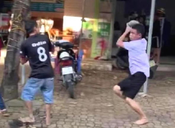  Mâu thuẫn trả tiền taxi đi hát karaoke, một người bị ném đá trọng thương: Nhóm người mù tại cơ sở tẩm quất ở TP Vinh, Nghệ An đi taxi đến quán karaoke phường Hà Huy Tập để hát. Khi tính tiền xe, do mâu thuẫn nên Nguyễn Thế Trung (SN 1998, trú huyện Đô Lương) và T.T.A. (SN 1983, trú thị xã Hồng Lĩnh, Hà Tĩnh) lao vào đánh nhau. Hậu quả A. bị trọng thương phải nhập viện cấp cứu. Ngày 12/9, Công an TP Vinh cho biết đang điều tra, làm rõ. 