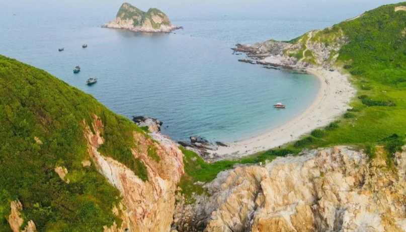  Cắm trại trái phép tại đảo biên giới, 12 du khách bị xử phạt: Ngày 12/9,UBND huyện Cô Tô (Quảng Ninh) cho biết đơn vị ra quyết định xử phạt nhóm 12 du khách có hoạt động du lịch trải nghiệm, cắm trại trái phép tại đảo Hòn Bồ Cát, thôn đảo Trần, xã Thanh Lân, huyện Cô Tô. Đoàn liên ngành lập biên bản vi phạm hành chính đối với 12 du khách vì đã có hoạt động tạm trú, lưu trú, đi lại trong khu vực biên giới không đúng quy định theo điểm b, khoản 1, Điều 8 của Nghị định số 96/2020/NĐ-CP ngày 24/8/2020 của Chính phủ, quy định xử phạt vi phạm hành chính trong lĩnh vực quản lý, bảo vệ biên giới quốc gia. 