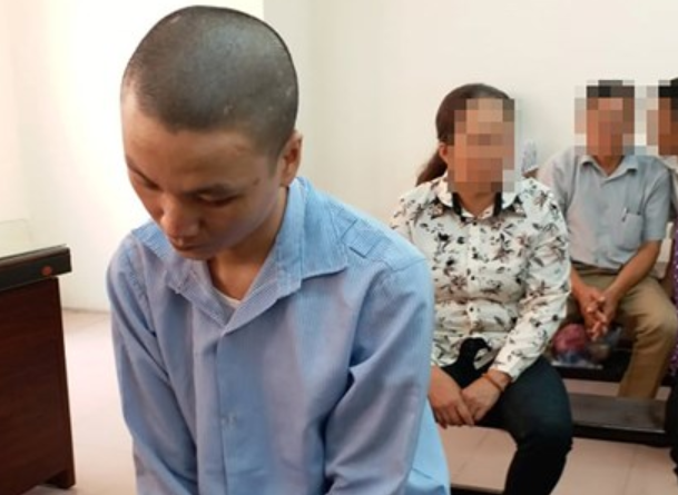 Ngày 14/9/2018, TAND TP Hà Nội mở phiên sơ thẩm xét xử bị cáo Nguyễn Viết Lực (SN 1993, trú tại xã Thanh Bình, huyện Chương Mỹ, Hà Nội) về tội “Giết người” và “Hiếp dâm”. Cáo trạng cho thấy, nạn nhân trong vụ án là bà Nguyễn Thị G. (SN 1940, em ruột của ông nội Lực). Sáng 3/12/2016, sau khi ăn cơm xong, Nguyễn Viết Lực đi sang nhà ông Nguyễn Tiến Chinh (SN 1963, ở gần nhà Lực) chơi. Thấy ông Chinh đang ngồi uống rượu, Lực cũng vào uống cùng. (Ảnh VOV)