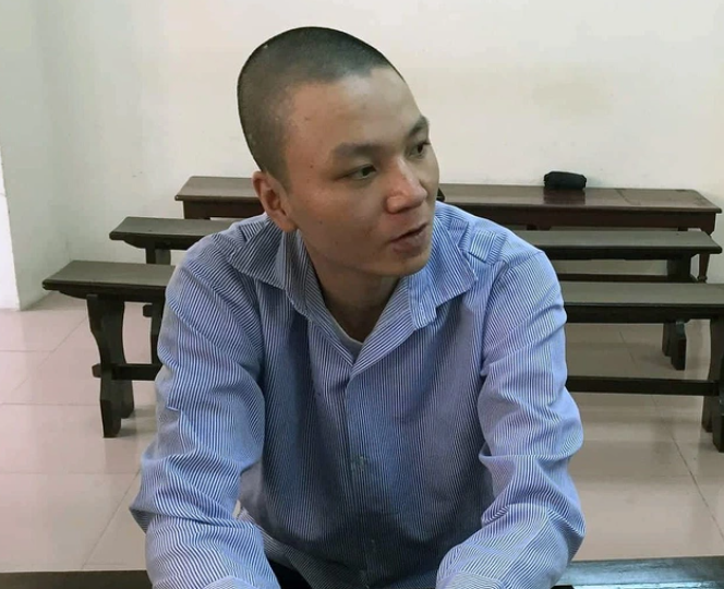 Tới 11h trưa cùng ngày, Lực trở về nhà thì thấy bà G. đang cắt cỏ trong vườn nhà nên mời vào nhà uống nước. Sẵn hơi men trong người, Lực nảy sinh ý đồ đen tối. Lợi dụng lúc bà G. không để ý, Lực dùng dây điện siết cổ bà G. cho đến khi nạn nhân bất tỉnh rồi thực hiện hành vi đồi bại. Sau khi đã thỏa mãn thú tính, sợ bà G. tỉnh dậy sẽ tố cáo, Lực bế bà cụ thả xuống giếng của gia đình. (Ảnh Dân Trí) 