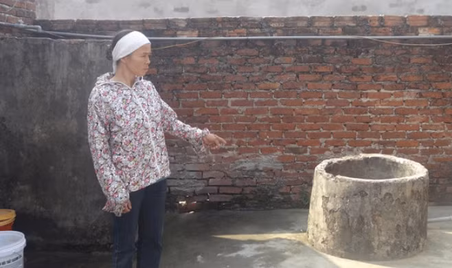 Đến tối cùng ngày, một vài người bất ngờ phát hiện thúng và chiếc liềm cắt cỏ của bà G. tại khu vực nhà ông L (một người họ hàng với bà G). Khi tìm kiếm xung quanh khu vực giếng nhà ông L, soi đèn xuống giếng thì phát hiện thi thể bà G. lập lờ dưới nước. (Ảnh: Giadinh.net)