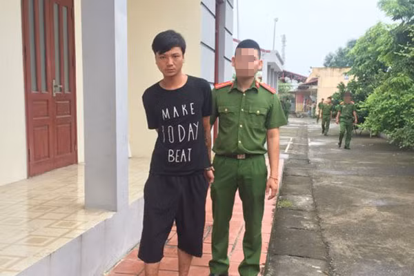 Sau hơn 200 ngày dày công "tìm kiếm", cuối cùng Công an Hà Nội cũng phát hiện Lực đang làm phụ hồ tại một huyện của tỉnh Bắc Giang. Kế hoạch "dụ rắn ra khỏi hang" được các trinh sát thực hiện một cách bài bản, khi Lực xuất hiện, gã đã bị quật ngã và khóa tay bằng còng số 8. Ngay khi được hỏi "đã biết tội chưa?" Lực thừa nhận ngay tội ác của mình với bà G.