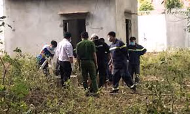 Khi thi thể bà G. được vớt lên, qua quan sát ban đầu trên cơ thể có một số vết thương, bầm tím. Những dấu vết này khiến cơ quan công an nghi ngờ bà G. đã bị sát hại chứ không phải tự ngã xuống giếng. Kết quả khám nghiệm của Phòng Kỹ thuật hình sự Công an Hà Nội cho thấy, bà G. tử vong do ngạt nước. Tuy nhiên, trước đó nạn nhân đã bị hành hung với nhiều vết thương ở vùng mặt, cổ, đầu. (Ảnh minh hoạ, nguồn ảnh: Báo Kom Tum)