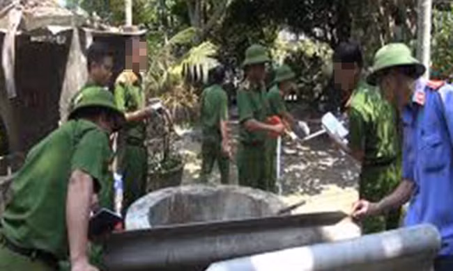 Xem xét kỹ lưỡng khu vực hiện trường, các giám định viên còn phát hiện ra vết máu trên ống bơm nước gần giếng. Đến lúc này, với những dấu vết đã được kiểm tra kỹ lưỡng, Công an Hà Nội khẳng định bà G đã bị sát hại. Cái chết đầy thương tâm của người phụ nữ già ấy lập tức gây xôn xao dư luận địa phương. Các điều tra viên cũng cảm thấy khá "lúng túng" vì chưa thể xác định được động cơ của vụ án. (Ảnh minh hoạ, nguồn ảnh: Công an TP HCM) 