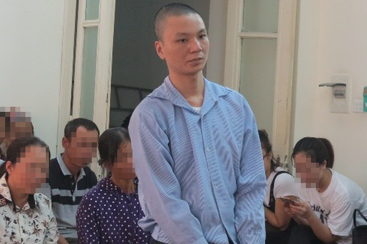 Khi định bỏ đi, Lực nghe thấy tiếng kêu cứu của nạn nhân vọng từ dưới giếng lên. Lập tức, đối tượng này dùng gạch, thớt gỗ ném cho đến khi nạn nhân bất động, không kêu được nữa. Sau khi xem xét khách quan, toàn diện vụ án, HĐXX sơ thẩm đã quyết định tuyên phạt bị cáo Nguyễn Viết Lực 5 năm tù tội “Hiếp dâm”, tử hình tội “Giết người”; tổng hợp hình phạt là tử hình. (Ảnh: An Ninh Thủ Đô)