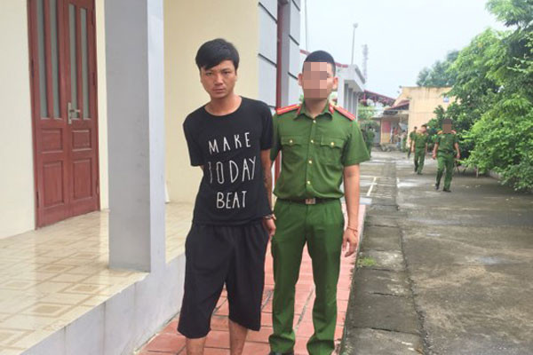 Sau hơn 200 ngày dày công "tìm kiếm", cuối cùng Công an Hà Nội cũng phát hiện Lực đang làm phụ hồ tại một huyện của tỉnh Bắc Giang. Kế hoạch "dụ rắn ra khỏi hang" được các trinh sát thực hiện một cách bài bản, khi Lực xuất hiện, gã đã bị quật ngã và khóa tay bằng còng số 8. Ngay khi được hỏi "đã biết tội chưa?" Lực thừa nhận ngay tội ác của mình với bà G.