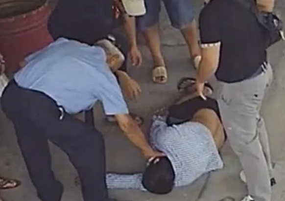  Đến cửa hàng xăng xin đi vệ sinh rồi bất ngờ tử vong: Sáng 16/9, một người đàn ông trên 30 tuổi đến cửa hàng xăng dầu H.H ở TP Thủ Đức, TP HCM xin nhờ đi vệ sinh. Khi vừa ra khỏi nhà vệ sinh thì người đàn ông này bất ngờ ngã xuống và bất tỉnh. Nhiều người trong cửa hàng xăng đã đến sơ cứu nhưng nạn nhân đã tử vong nên báo với Công an. Nạn nhân không mang theo giấy tờ tùy thân nên chưa xác định được danh tính, hiện vụ việc đang được cơ quan chức năng điều tra, làm rõ, 