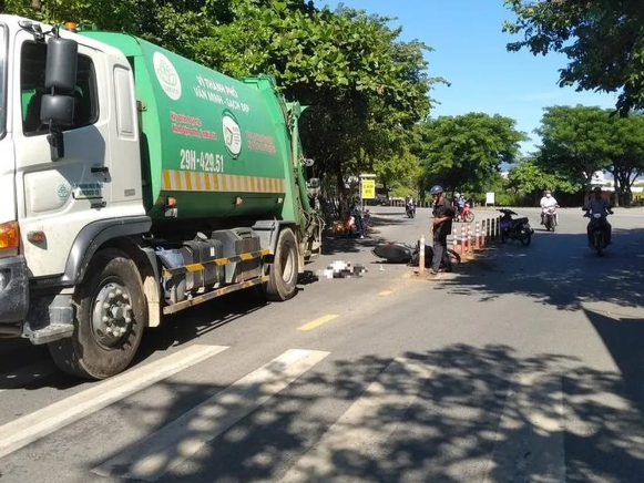  Nữ sinh lớp 12 tử vong sau va chạm với xe chở rác: Sáng 16/9, trên đường Âu Cơ (phường Hòa Khánh Bắc, quận Liên Chiểu, TP Đà Nẵng) tài xế Trương Quang Thanh (49 tuổi, trú quận Hải Châu) điều khiển xe tải chở rác xảy ra va chạm với xe máy do em T.T.P.N (17 tuổi, trú phường Hòa Khánh Bắc) điều khiển. Vụ va chạm khiến em N. ngã ra đường, tử vong tại chỗ. Được biết, nạn nhân N. đang là học sinh lớp 12 tại huyện Hòa Vang, TP Đà Nẵng.