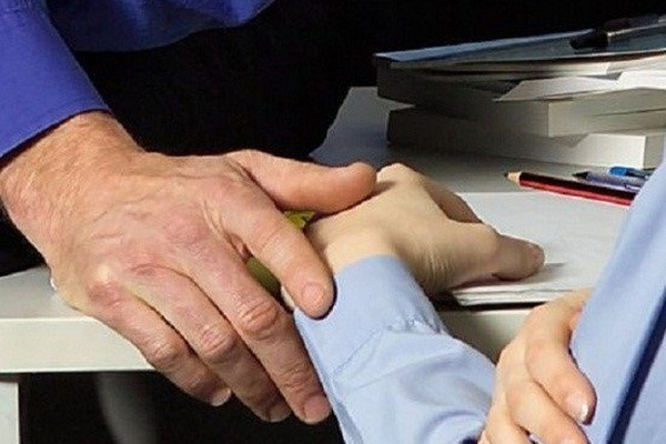 Trước đó, một người phụ nữ ở huyện Đông Hải tố cáo ông Sách có hành vi ngoại tình, quan hệ bất chính ngoài hôn nhân. UB Kiểm tra Huyện uỷ Đông Hải đã thẩm tra xác minh thông tin và các file ghi âm do người tố cáo cung cấp nhưng xác định chưa đủ cơ sở kết luận ông Sách có hành vi quan hệ bất chính ngoài hôn nhân. (Ảnh minh hoạ) 