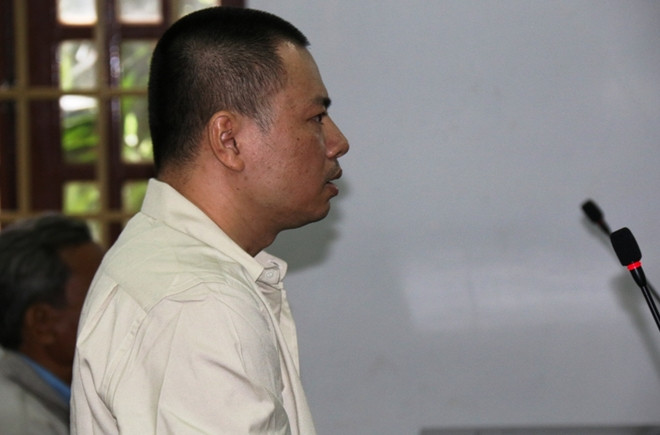 Báo Pháp luật TP HCM cũng đăng tải, bà Mai Thị Khuyên - vợ tử tù Đặng Văn Hiến cho biết sáng cùng ngày cán bộ trại giam tỉnh Đắk Nông đã thông báo cho biết chồng bà được Chủ tịch nước ký quyết định ân giảm từ án tử hình xuống án chung thân. “Nhận tin này tôi mừng quá, vậy là chồng tôi được sống, tôi xin cảm ơn Chủ tịch nước cùng các cấp thẩm quyền, các luật sư, cơ quan báo chí đã lên tiếng…”- bà Khuyên nghẹn ngào. (Ảnh: CAND) 