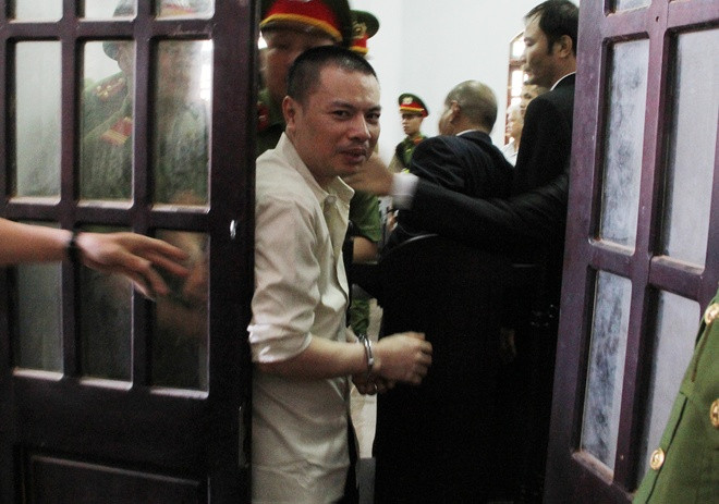 Theo nội dung vụ án, năm 2008 UBND tỉnh Đắk Nông đã cho Công ty Long Sơn thuê 1.079 ha đất rừng tại tiểu khu 1535 để thực hiện dự án. Tuy nhiên, một số hộ dân đã đến xâm canh trồng điều, cà phê và sang nhượng cho các hộ dân khác, trong đó có gia đình ông Hiến. Sáng 23/10/2016, hơn 30 nhân viên của Công ty Long Sơn đã mang máy móc vào san ủi, phá hủy cây điều, cà phê của nhà ông Hiến và 2 hộ dân khác. Khi phát hiện người của Công ty Long Sơn đến, ông Hiến đã lấy súng đi ra thì bị nhóm người của công ty này chặn lại. Ông Hiến đã bắn một phát đạn chỉ thiên thì nhóm người của Công ty Long Sơn dùng đá ném lại. (Ảnh: Zing.vn) 