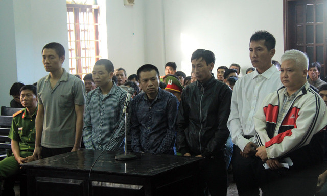 Sau khi tòa xét xử phúc thẩm, ông Hiến đã có đơn gửi Chủ tịch nước xin ân giảm tội tử hình. Trong đơn có đoạn viết: "Tôi biết là mình rất khó biện minh cho hành vi sai phạm và còn bao nhiêu điều tôi muốn viết để giãi bày hết sự tình. Chỉ còn vỏn vẹn 7 ngày cuối cùng, dù là chút hy vọng mong manh giữa thời khắc sinh tử, tôi vẫn cầu mong quý cấp sẽ thấu hiểu được bản chất của vụ việc để cho tôi được miễn tội chết vì thực chất tôi cũng là một nạn nhân trong sự vụ này. Tôi xin hứa, nếu được một lần tái sinh trong cuộc đời, tôi sẽ tích cực cải tạo tốt để trở thành một công dân tốt, để con thơ không mất bố, vợ không mất chồng và có điều kiện để báo đáp đặc ân của Nhà nước" (Ảnh: Dân Việt)