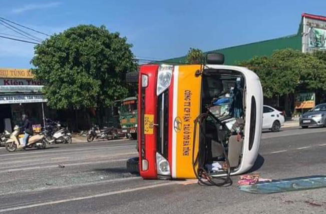 Xe buyt va cham voi container khien 9 nguoi bi thuong o Ha Tinh