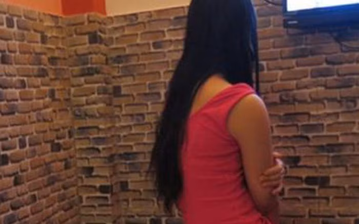  Kề dao vào cổ nhân viên cướp điện thoại sau khi massage: Sau khi đến tiệm cắt tóc, gội đầu trên đường Dương Hiến Quyền (phường Vĩnh Hòa, TP Nha Trang, Khánh Hòa) massage xong, Trần Dương Đức Hảo (SN 1990, ngụ đường Hòn Dung, phường Vĩnh Hải, TP Nha Trang) bất ngờ dùng dao kề vào cổ chị Ngô Thị T.T. (SN 1992, trú xã Vĩnh Ngọc, TP. Nha Trang) uy hiếp, cướp điện thoại di động iPhone 8 Plus của nữ nhân viên này. Ngày 14/9, Công an TP Nha Trang cho biết đang củng cố hồ sơ để xử lý đối tượng Hảo.