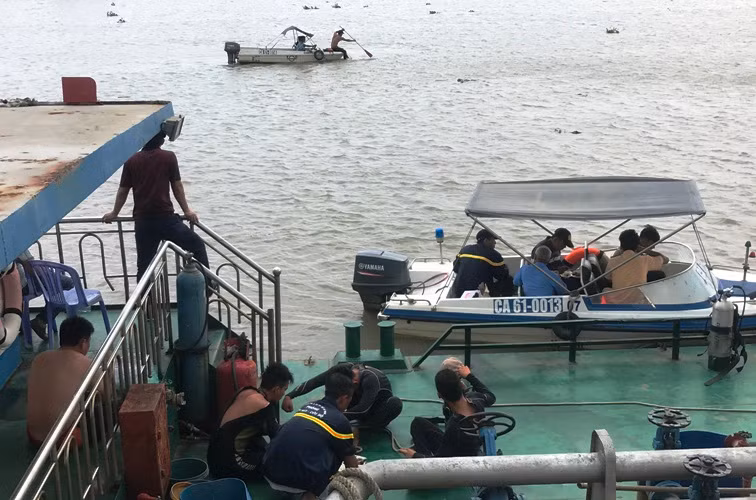 Trước đó, theo thông tin ban đầu của cơ quan chức năng, khoảng gần 3h rạng sáng cùng ngày, anh Lê Văn Thuận (38 tuổi, quê tỉnh Tiền Giang điều khiển tàu chở cát (trên tàu có chị Dung, vợ anh Thuận và 2 con nhỏ).