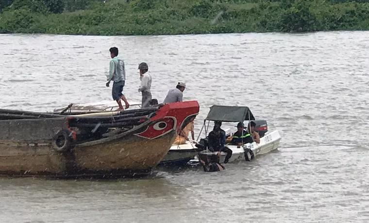 Suốt hơn 10 tiếng đồng hồ trôi qua, nhiều lực lượng đã đến hiện trường tổ chức tìm kiếm chiếc tàu bị chìm và các nạn nhân, tuy nhiên vẫn chưa có kết quả.