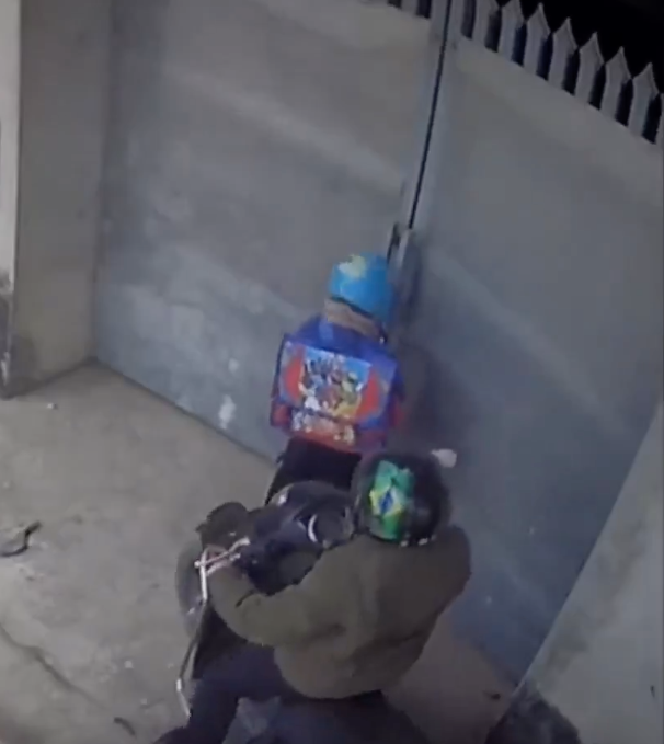 Ba me cho con di hoc ma bo quen, be trai ngo ngac goi