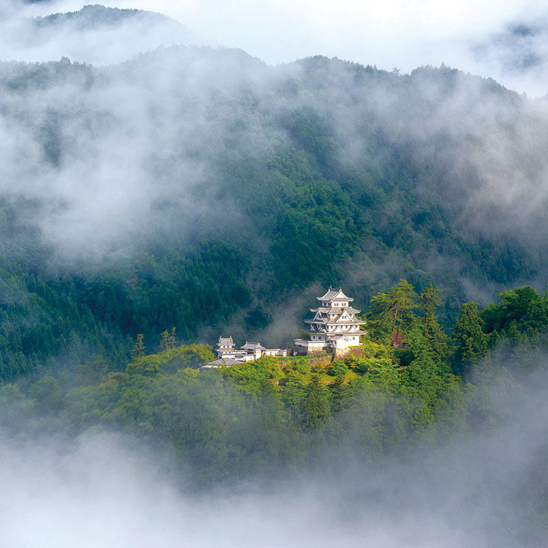 Sở dĩ lâu đài Gujo Hachiman có tên gọi "tòa thành trên mây" xuất phát từ việc công trình cổ kính này trông như lơ lửng giữa những đám mây bồng bềnh vào buổi sáng sớm.