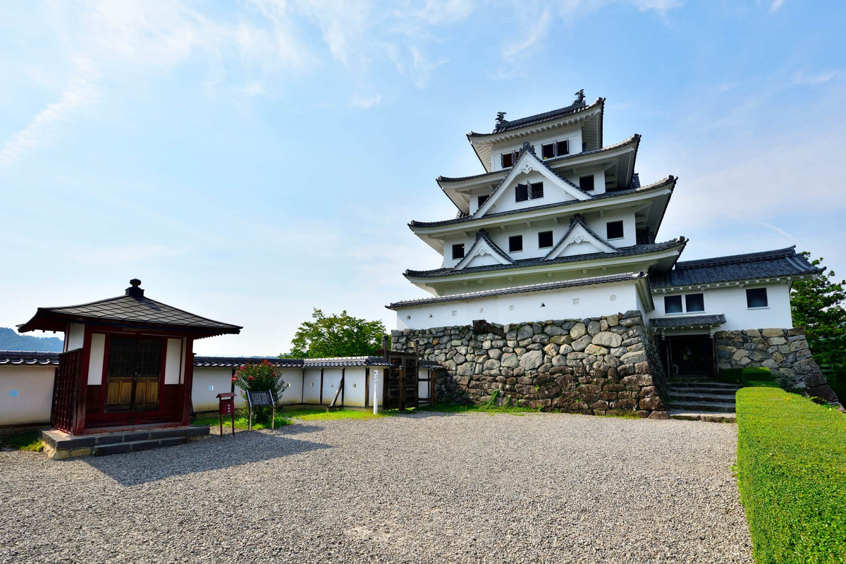 Theo các ghi chép lịch sử, lâu đài Gujo Hachiman được xây lần đầu vào năm 1559. Tuy nhiên, công trình bị phá hủy vào đầu thời kỳ Meiji (1868 - 1912).