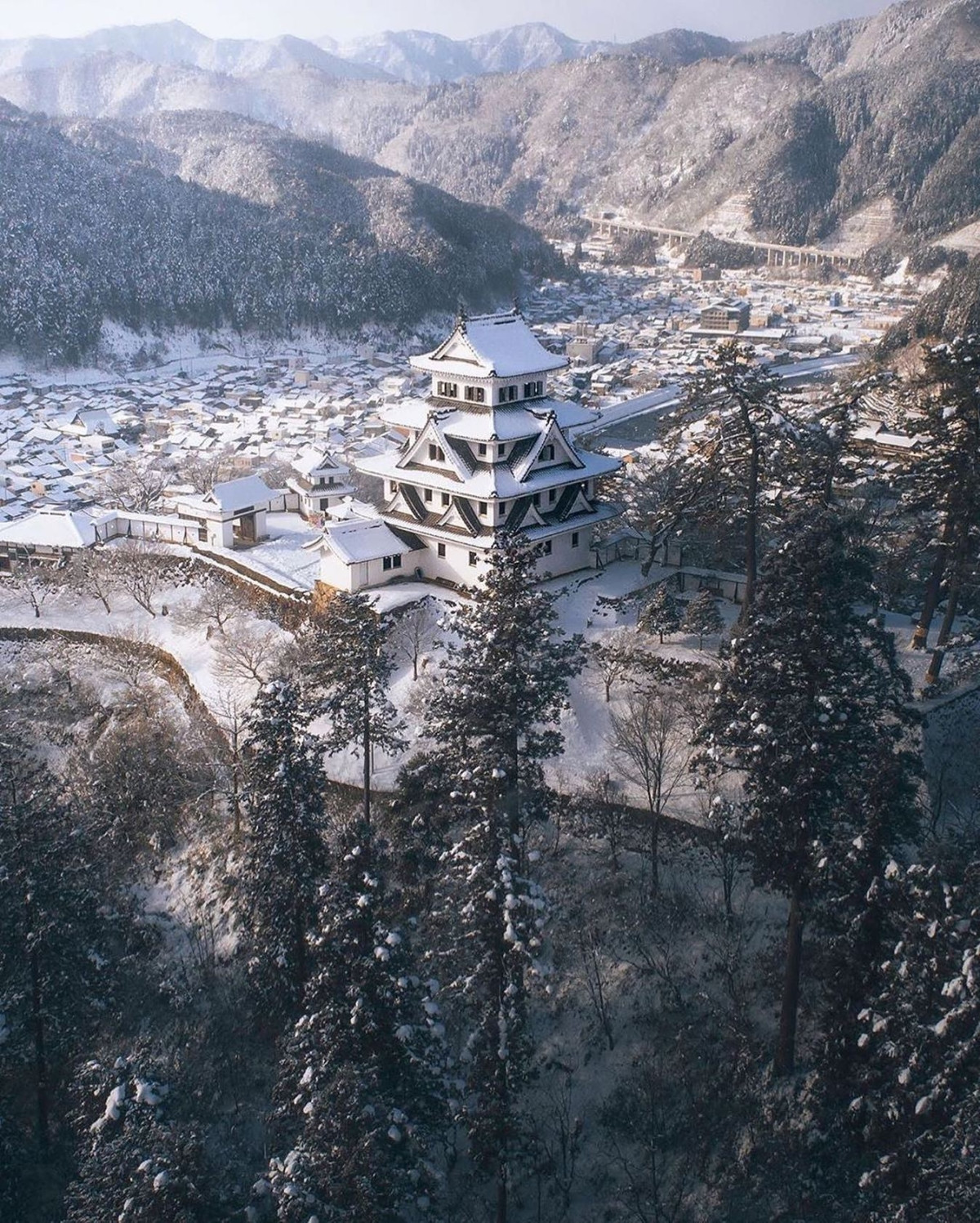 Khi tuyết rơi dày phủ trắng xóa, lâu đài Gujo Hachiman như khoác lên người chiếc áo mới trắng muốt. Cảnh tượng này khiến nhiều du khách mê đắm.