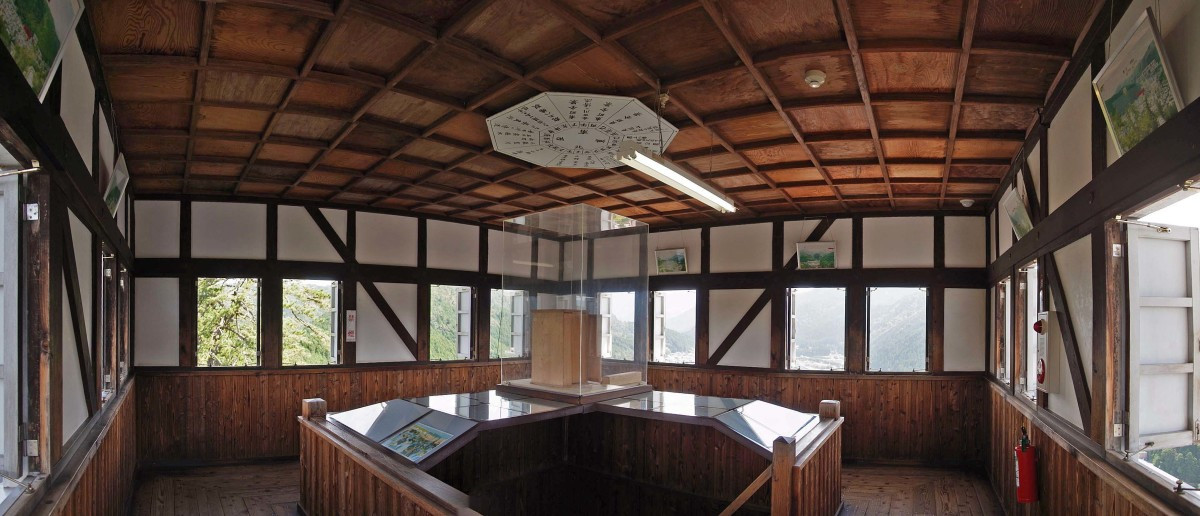 Khi ghé thăm lâu đài Gujo Hachiman, du khách có thể tới khu vực bảo tàng - nơi trưng bàu nhiều tư liệu quý về công trình nổi tiếng của Nhật Bản này.