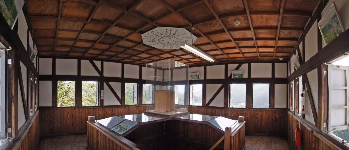 Khi ghé thăm lâu đài Gujo Hachiman, du khách có thể tới khu vực bảo tàng - nơi trưng bàu nhiều tư liệu quý về công trình nổi tiếng của Nhật Bản này.