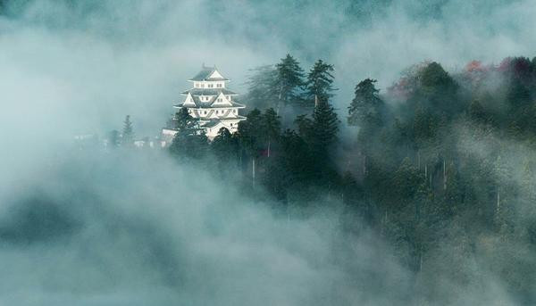 Nằm trên núi Hachiman, tỉnh Gifu, Nhật Bản, lâu đài Gujo Hachiman là một điểm đến nổi tiếng thế giới. Nơi đây được mọi người ưu ái đặt cho một tên gọi khác là " tòa thành trên mây".