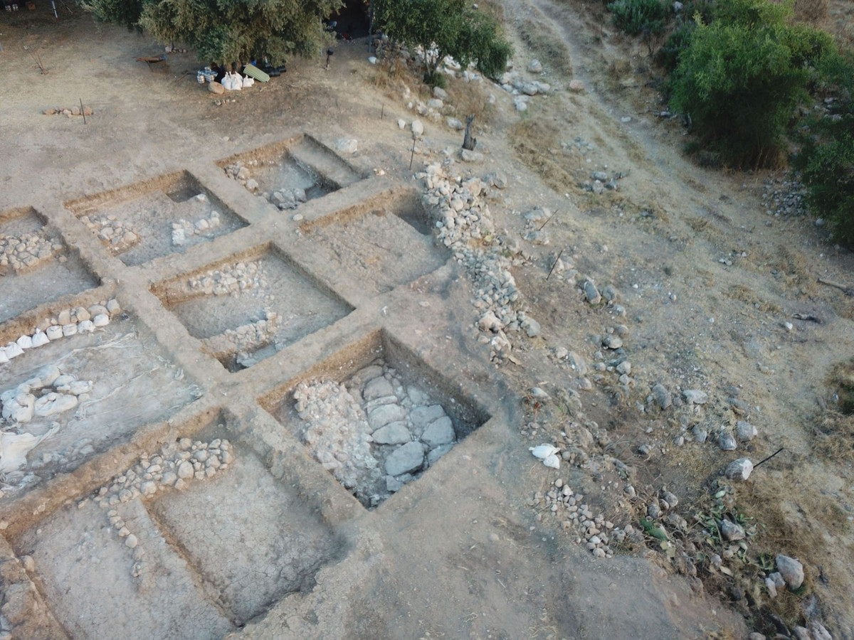 Theo các chuyên gia, đầu mũi tên có thể được làm ra tại một xưởng chế tạo vũ khí ở Gath. Các chuyên gia tìm thấy tàn tích của một xưởng chế tạo vũ khí cách nơi phát hiện đầu mũi tên bằng xương khoảng 300m.