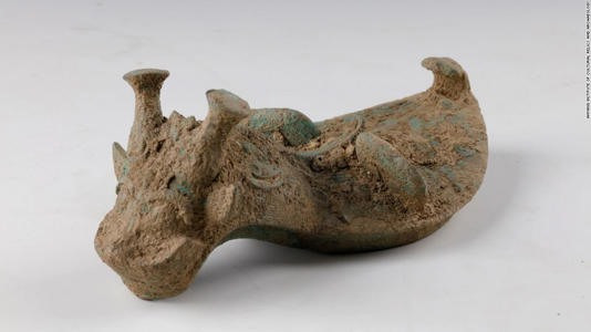 Bên trong các ngôi mộ cổ, nhóm chuyên gia tìm thấy một số hài cốt binh sĩ dường như bị chôn sống trong tang lễ của người chết.