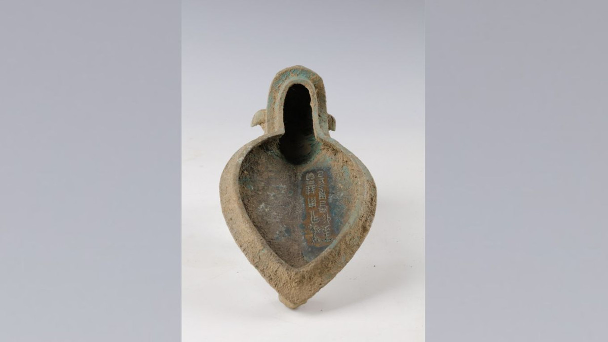 Một trong những ngôi mộ lớn nhất tại khu nghĩa trang cổ xưa trên có dấu hiệu bị trộm mộ xâm phạm. Nguyên do là bởi có những cổ vật như những đồ gốm không được che đậy, nằm vương vãi khắp nơi.