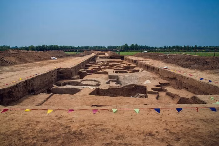 Kể từ đây, các nhà khảo cổ tiến hành cuộc khai quật toàn diện ngôi mộ cổ. Theo đó, khi mở cửa mộ tiến vào bên trong, họ kinh ngạc bởi bên trong không có bộ hài cốt con người nào hay bất cứ đồ tùy táng quý hiếm.