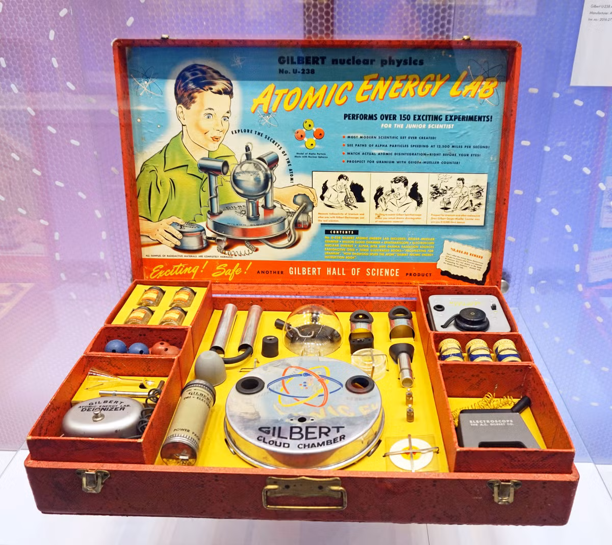 "Bộ thí nghiệm năng lượng hạt nhân" Atomic Energy Lab là sáng chế của A.C. Gilbert. Bộ đồ chơi nguy hiểm này ra đời vào năm 1950.