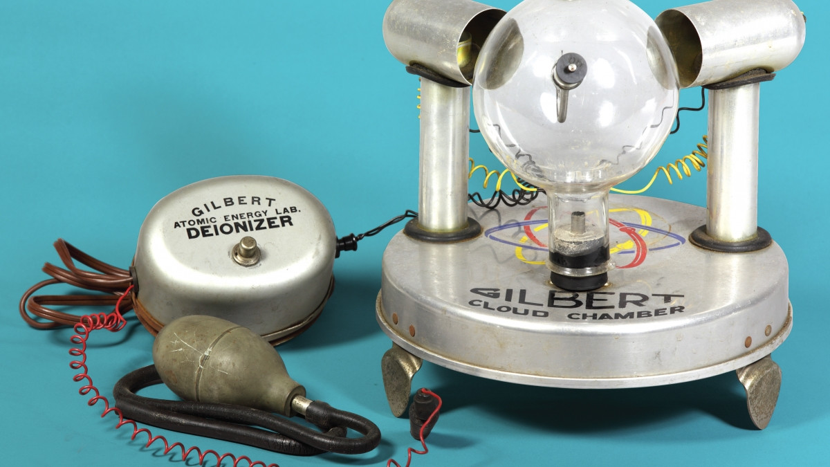 Tuy nhiên, vào những năm 1950, các chuyên gia cũng như công chúng chưa hề hay biết những tác động nguy hiểm của phóng xạ đối với con người khi tiếp xúc.