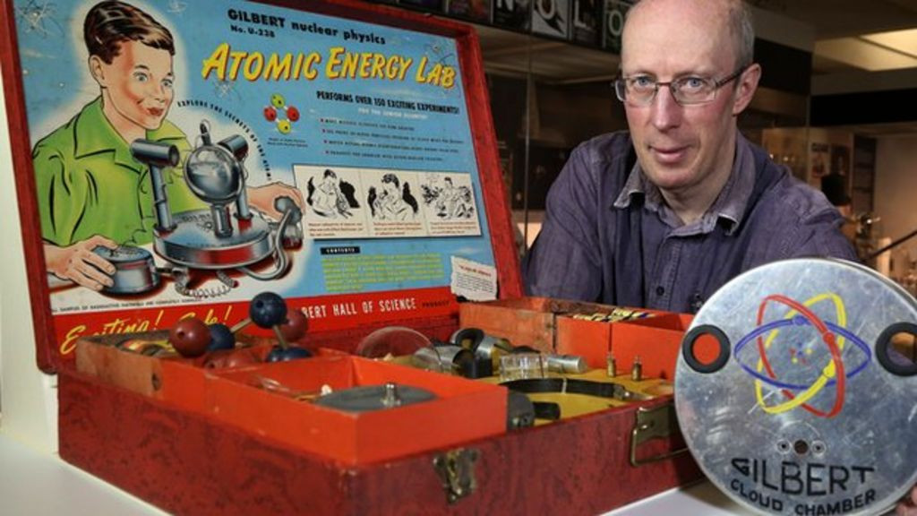 Khoảng 5.000 "bộ thí nghiệm năng lượng hạt nhân" Atomic Energy Lab được sản xuất vào năm 1950 - 1951. Giá mỗi bộ đồ chơi khi ấy là 50 USD (khoảng 520 USD ngày nay).