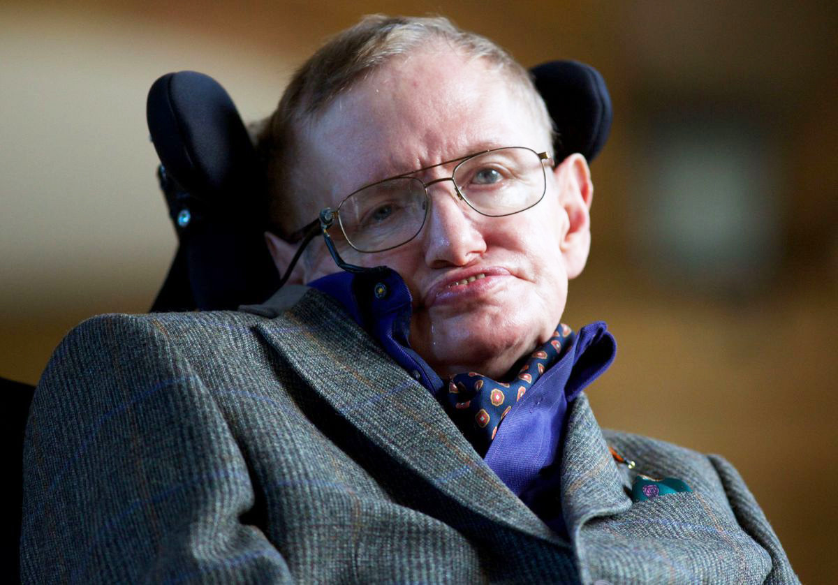 Điều bất ngờ khi tìm hiểu về cuộc đời nhà vật lý Stephen Hawking là ông được chẩn đoán bị bệnh xơ cứng teo cơ (ALS)vào năm 1963. Khi ấy, các bác sĩ chẩn đoán ông chỉ có thể sống vài năm vì căn bệnh nguy hiểm trên.