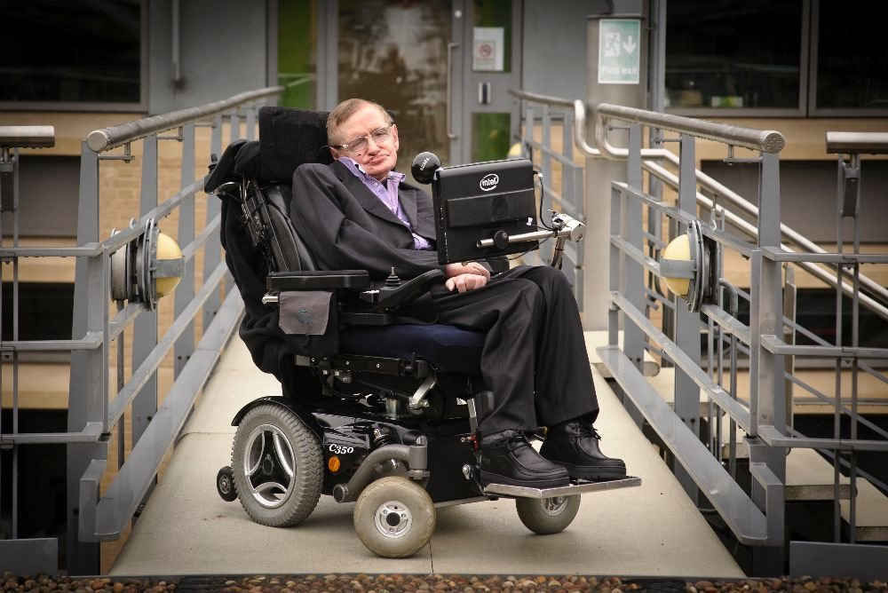 Điều này không cản trở ông Hawking theo đuổi đam mê khoa học. Vào năm 1966, ông nhận bằng tiến sĩ tại đại học Cambridge. 9 năm sau, ông trở thành giáo sư vật lý ở trường đại học nổi tiếng trên.