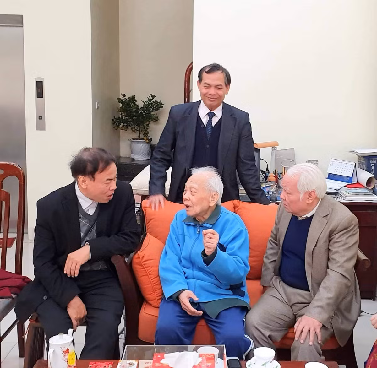 Là nhà khoa học nổi tiếng ở trong nước cũng như thế giới, Giáo sư, Viện sĩ Nguyễn Văn Hiệu là tác giả của 130 công trình nghiên cứu khoa học ở nhiều lĩnh vực như: tương tác yếu và đối xứng của các hạt cơ bản, lý thuyết giải tích về tương tác mạnh và lý thuyết trường, phương pháp lý thuyết trường lượng tử trong vật lý chất rắn... Ảnh: FB N.V.K.