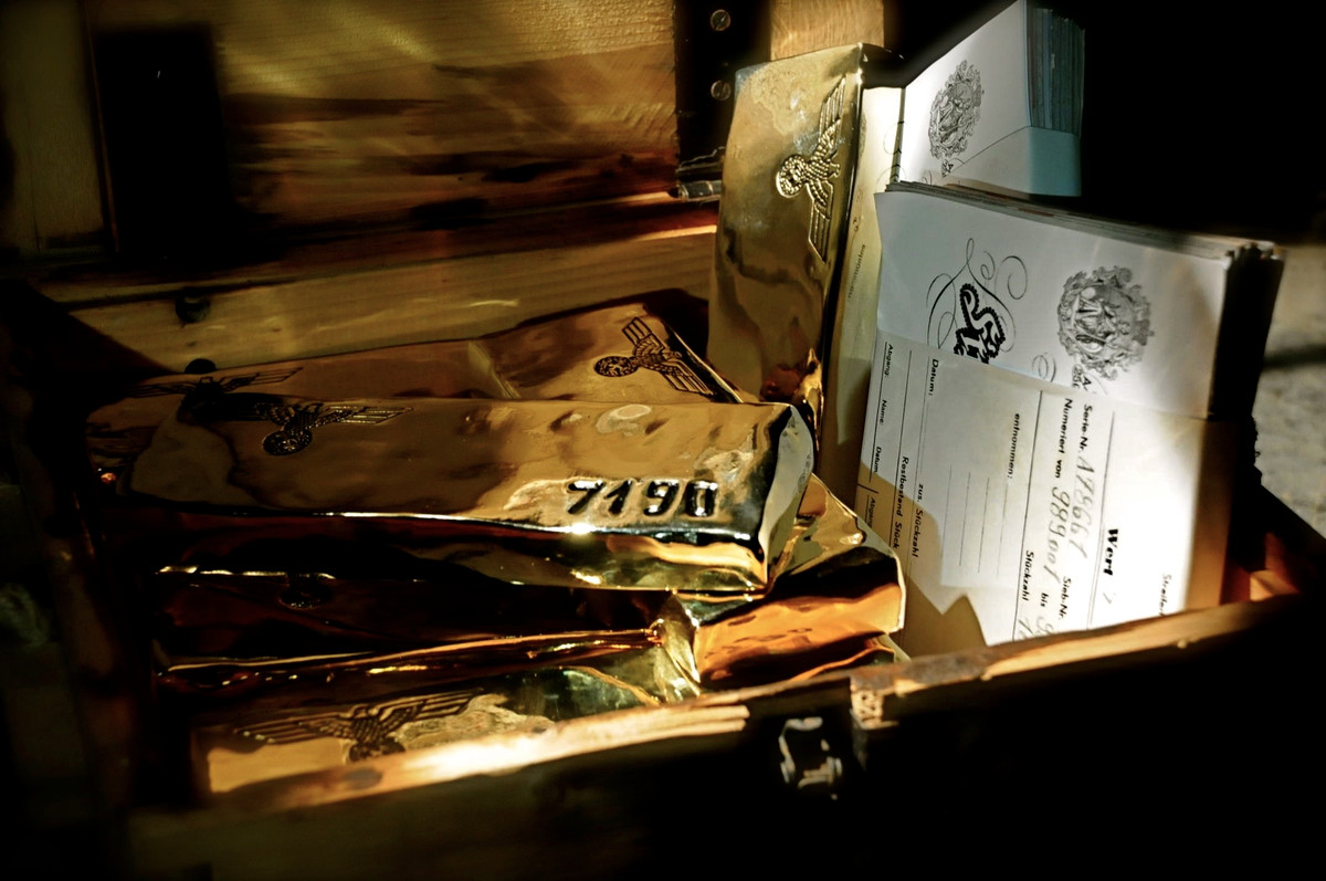 Quả thật, vào năm 1947, Hải quân Mỹ cử một nhóm thợ lặn xuống đáy hồ Toplitz để xác định thực hư kho báu của phát xít Đức. Tuy nhiên, một thợ lặn bị vướng vào các cây gỗ trong lòng hồ và chết đuối.