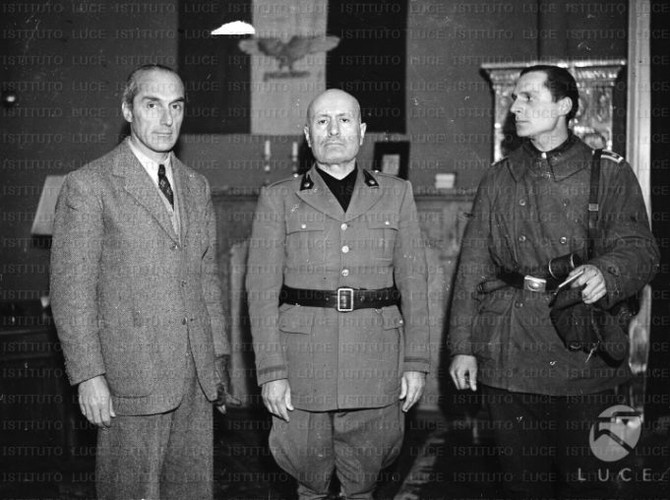 Ngày 27/4/1945, Mussolini bị du kích quân bắt giữ tại trạm kiểm soát ở Dongo, gần hồ Como khi gã đang đi bỏ trốn cùng người tình Clara Petacci sang Thuỵ Sĩ.