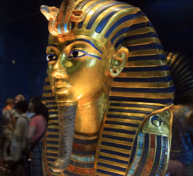 Chiếc mặt nạ vàng được tìm thấy trong lăng mộ của pharaoh Tutankhamun có hình dáng của Osiris - vị thần thế giới bên kia của người Ai Cập.