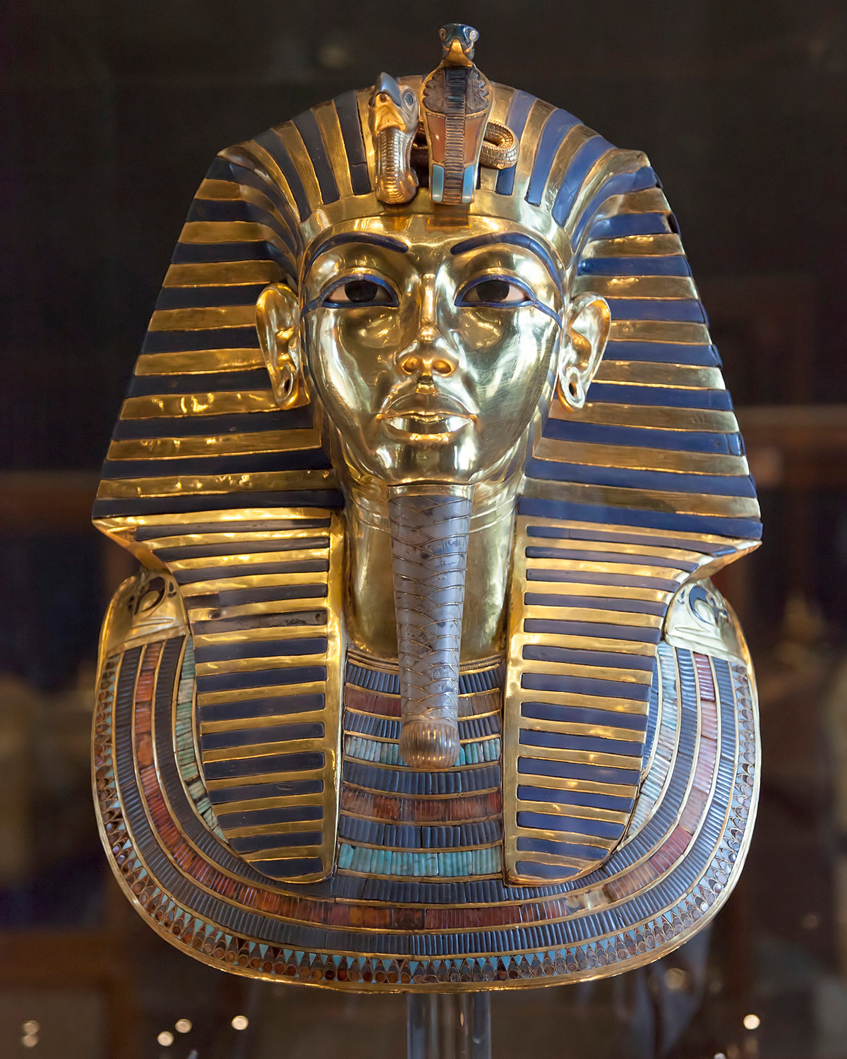Cổ vật quý giá này được đặt trên gương mặt xác ướp của pharaoh Tutankhamun.