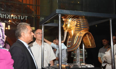 Theo một số nguồn tin, vụ việc xảy ra khi các nhân viên bảo tàng đem mặt nạ đi sửa chữa, phục hồi vì có một số hư hại.